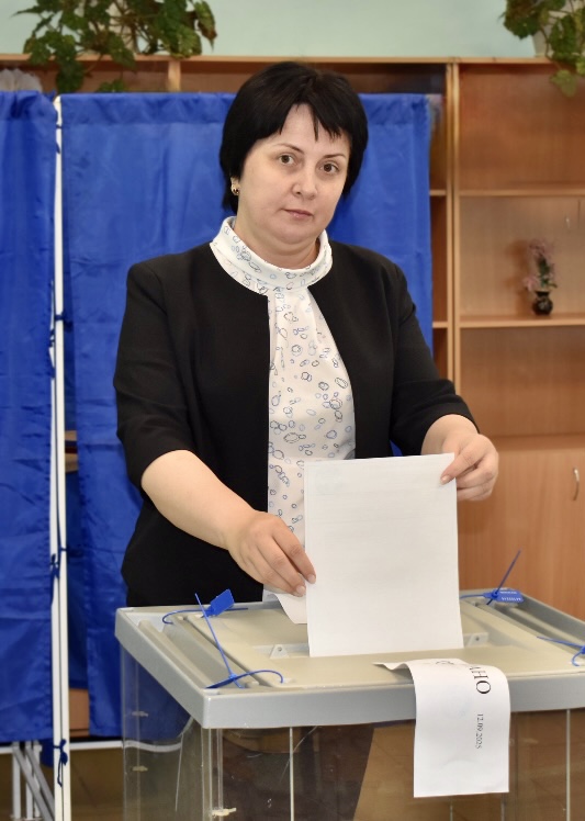 Глава администрации Суражского района проголосовала на выборах Губернатора Брянской области