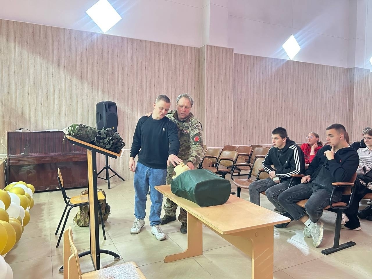 В Суражском промышленно-аграрном техникуме состоялась встреча студентов с методистом по военно-патриотическому воспитанию Павлом Юрьевичем Богдановым