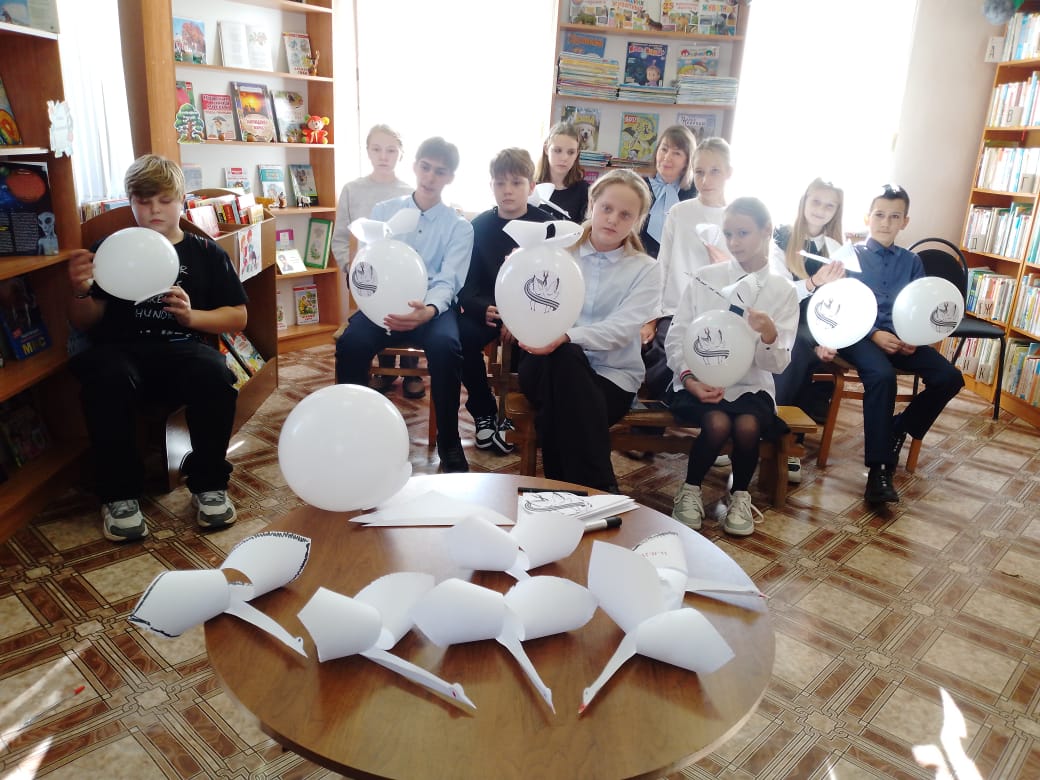 В Суражской городской детской библиотеке прошёл час памяти «И превратились в белых журавлей».