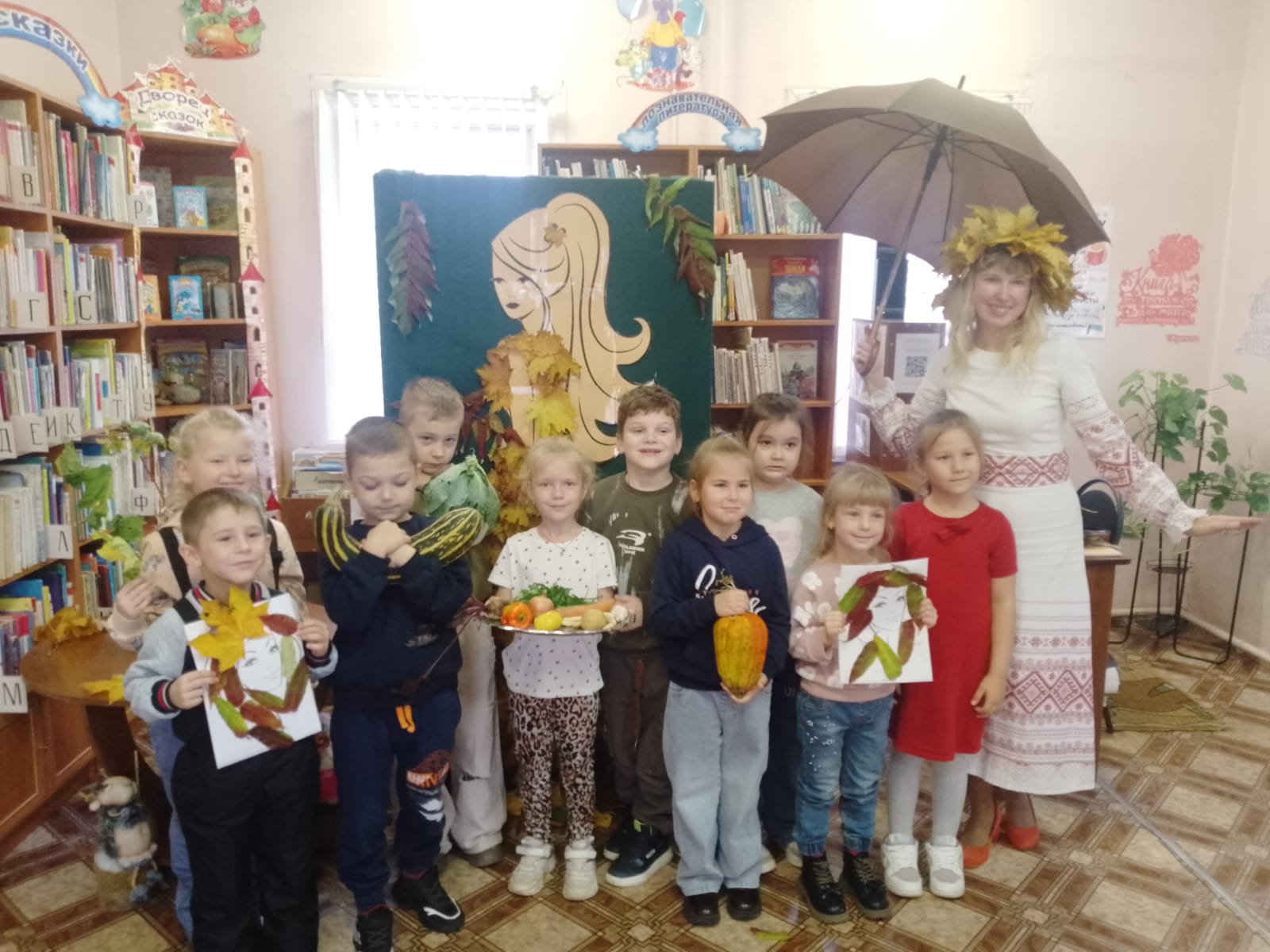 В Суражской городской детской библиотеке для воспитанников детского сада «Капелька» прошел праздник «Закружилась в небе Осень».