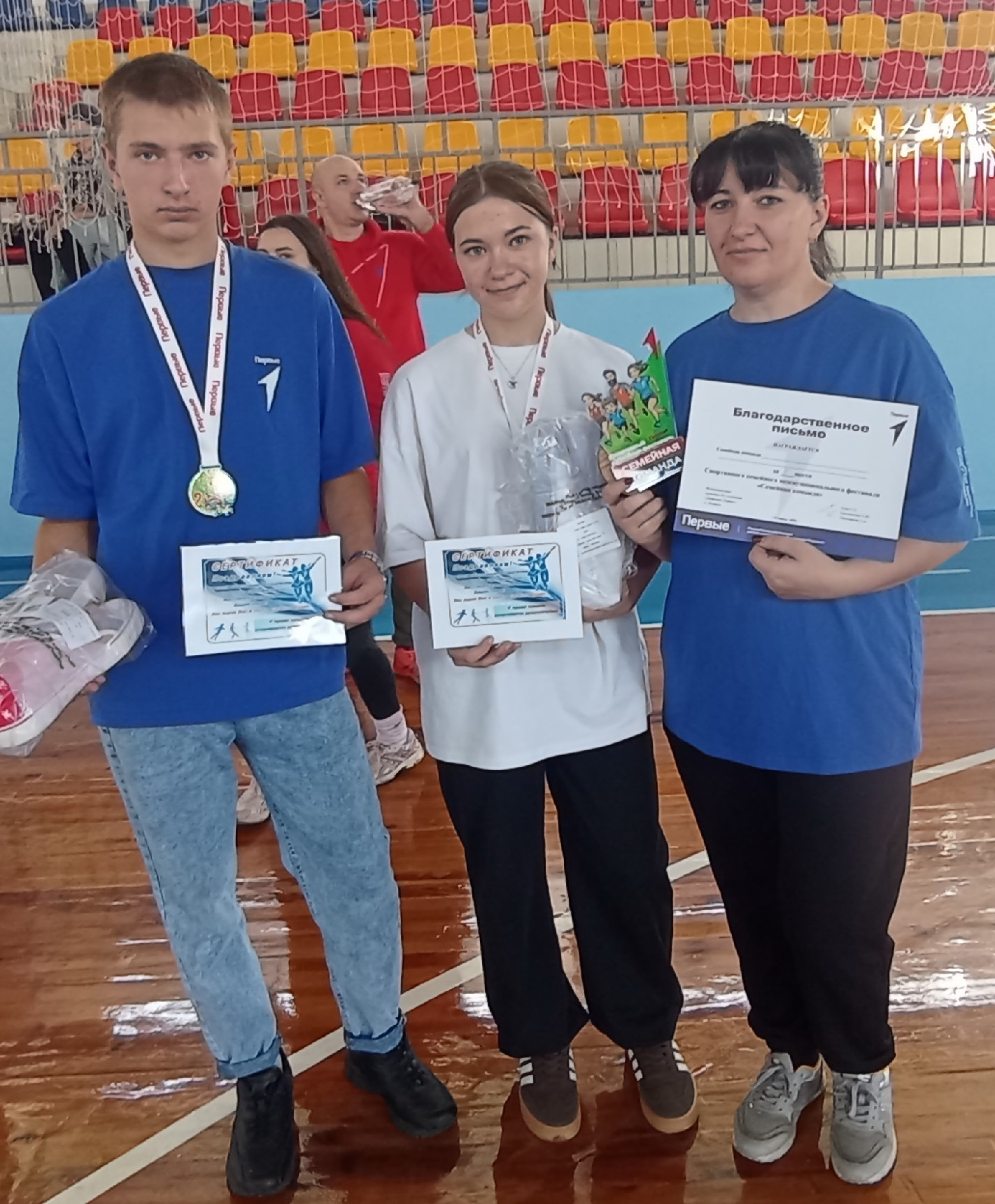 Семейная команда Светланы Егоровны Шляхтуровой  из Вьюковской школы Суражского района заняла 2 место в конкурсном спортивном треке «Семейная команда» Всероссийского проекта «Вызов Первых»