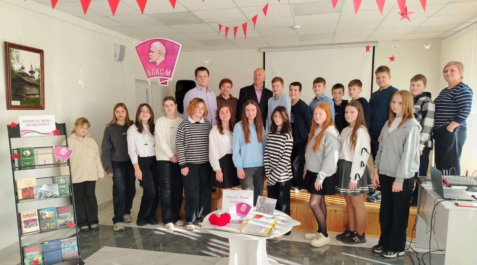 В Суражской районной библиотеке прошло мероприятие, посвященное Дню рождения комсомола