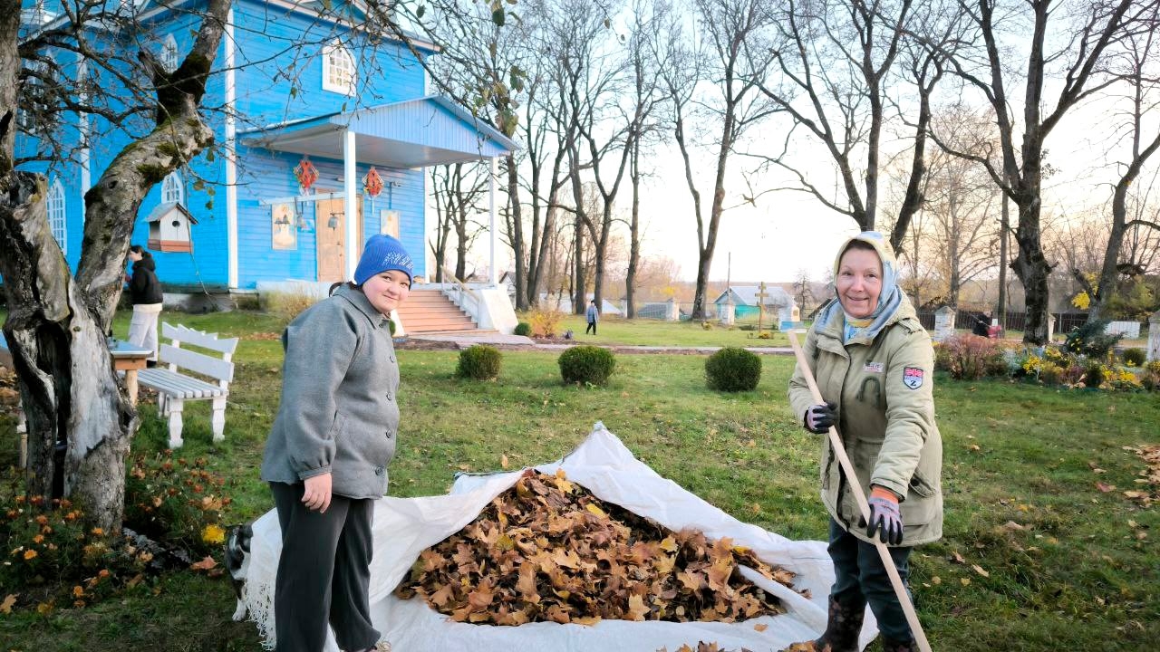 На территории храма Во Имя  Святителя Василия Великого состоялся осенний общеприходской субботник