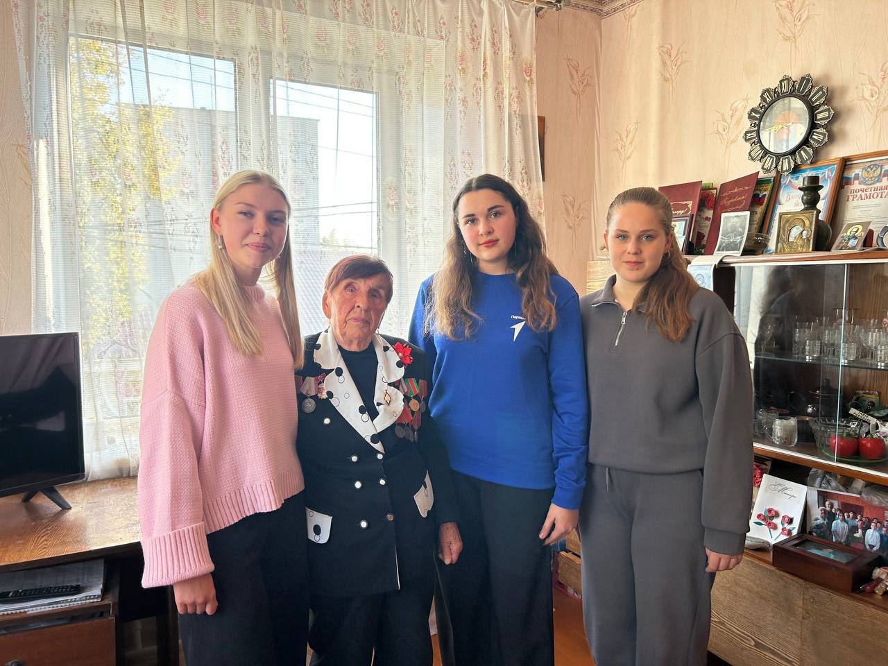 Совет Первых местного отделения «Движения Первых» Суражского района навестили ветерана Великой Отечественной войны — труженицу тыла, ветерана педагогического труда Анну Петровну Мехедову