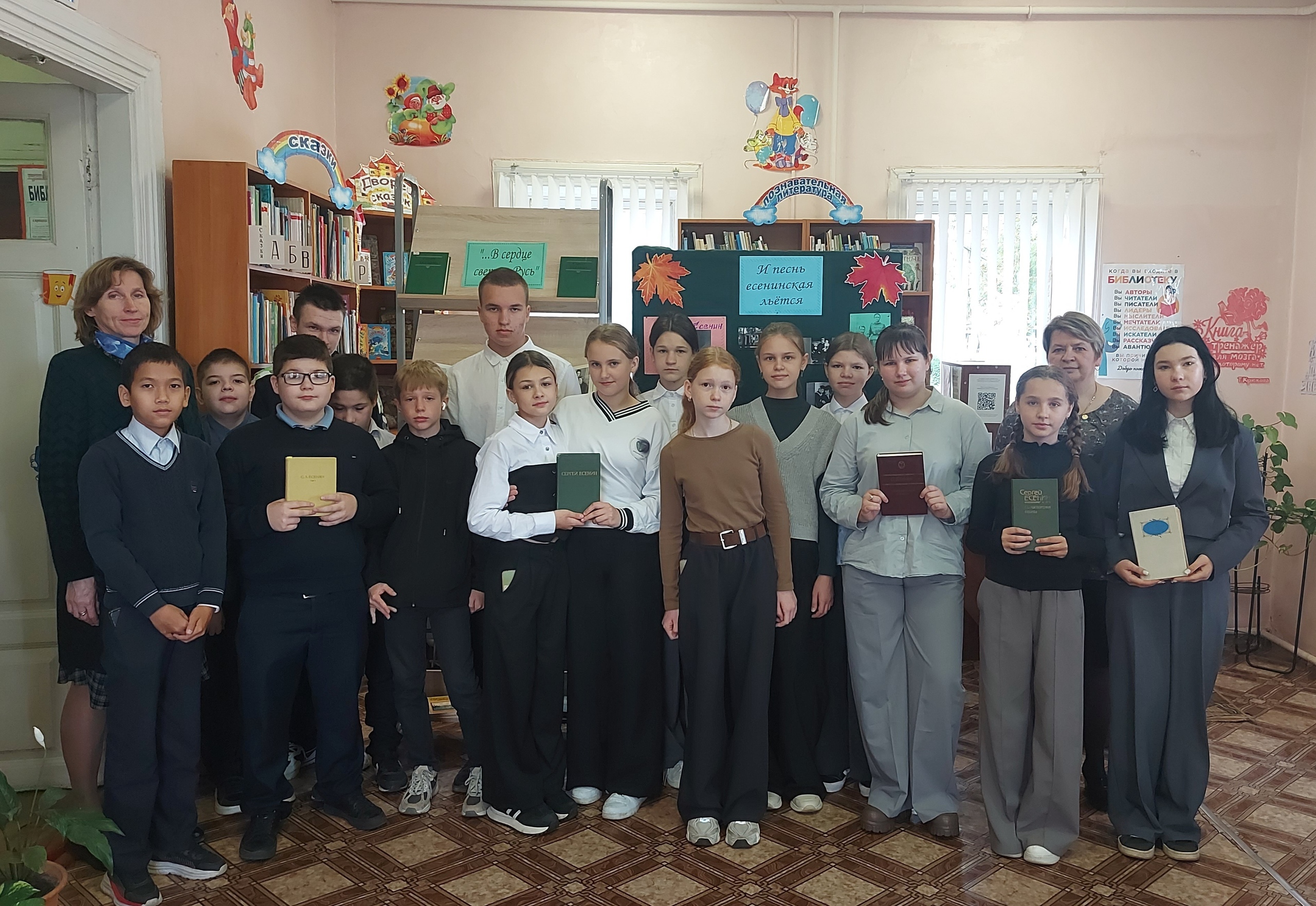 В Суражской городской детской библиотеке прошёл литературный час «И песнь есенинская льётся»