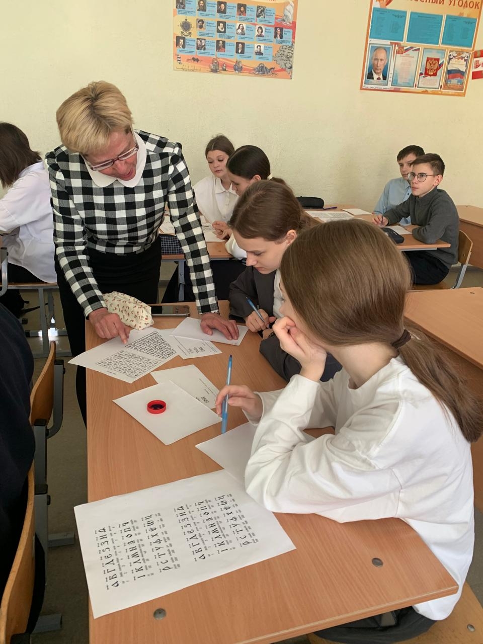 Урок в Древнерусской школе провела для обучающихся Суражской школы №1 младший научный сотрудник краеведческого музея Наталья Васильевна Черепкова