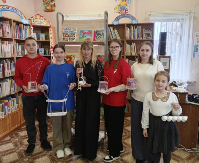 На базе первичного отделения «Движение Первых » Суражской городской детской библиотеки прошел мастер-класс по созданию кормушек для птиц