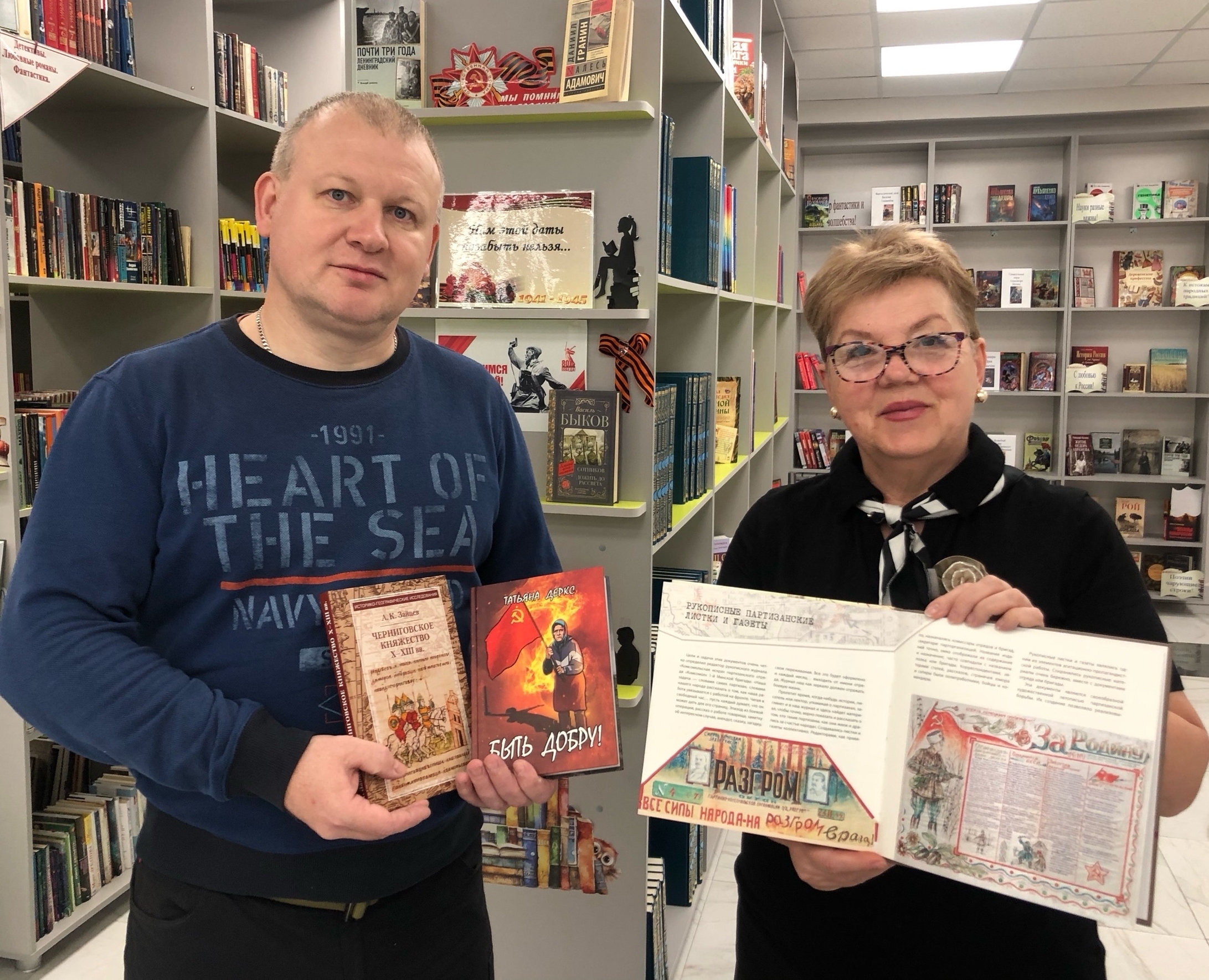 Алексей Пискунов, участник поискового отряда «Ипуть», передал Суражской межпоселенческой библиотеке ценные книги