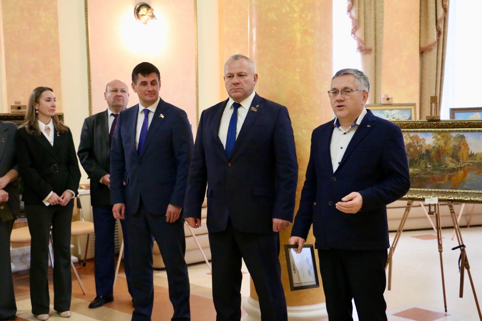 В Брянской областной Думе открылась выставка произведений известного художника-монументалиста Игоря Николаевича Лузакова