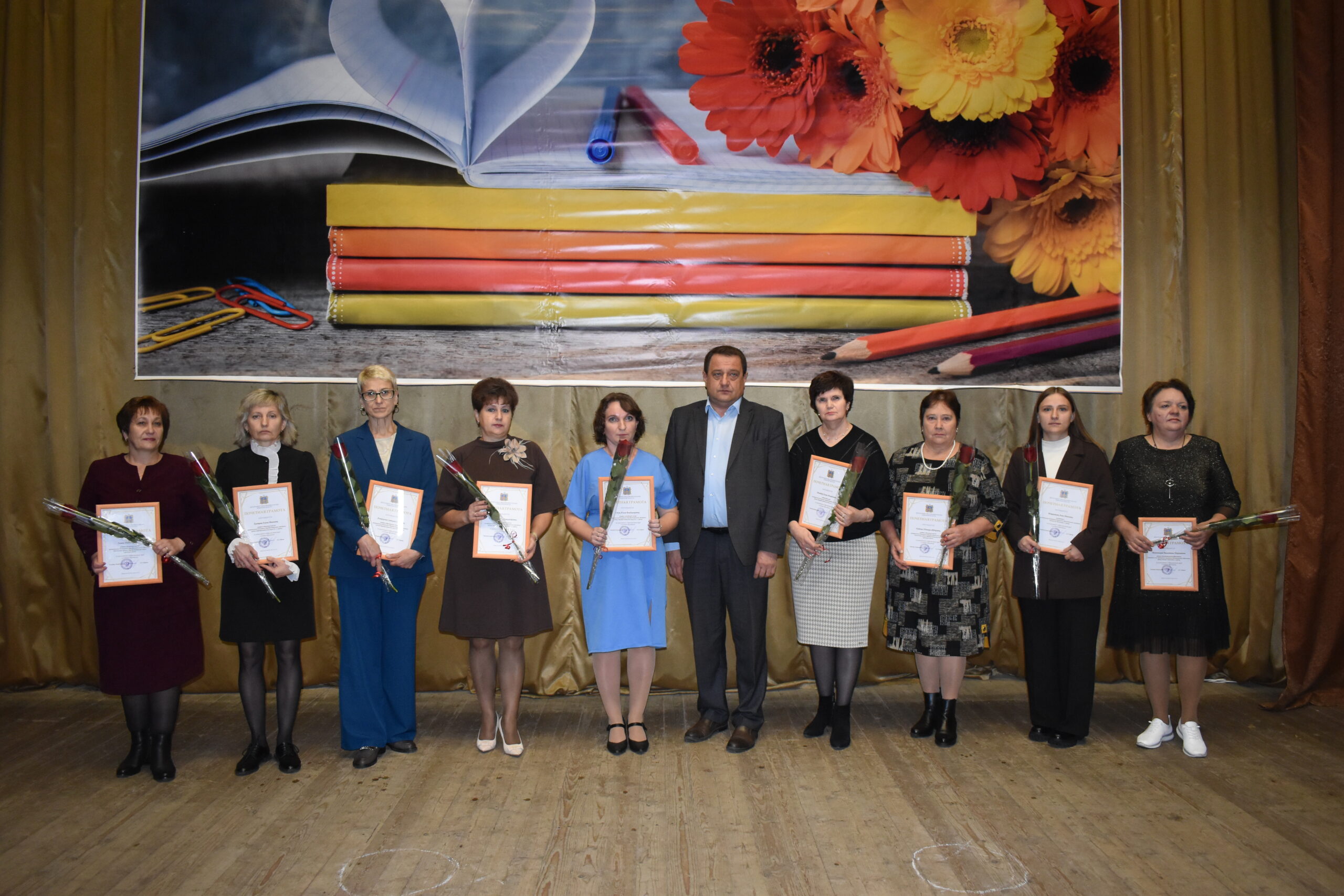 В Суражском районном Центре культуры прошел праздничный концерт, посвященный Дню учителя