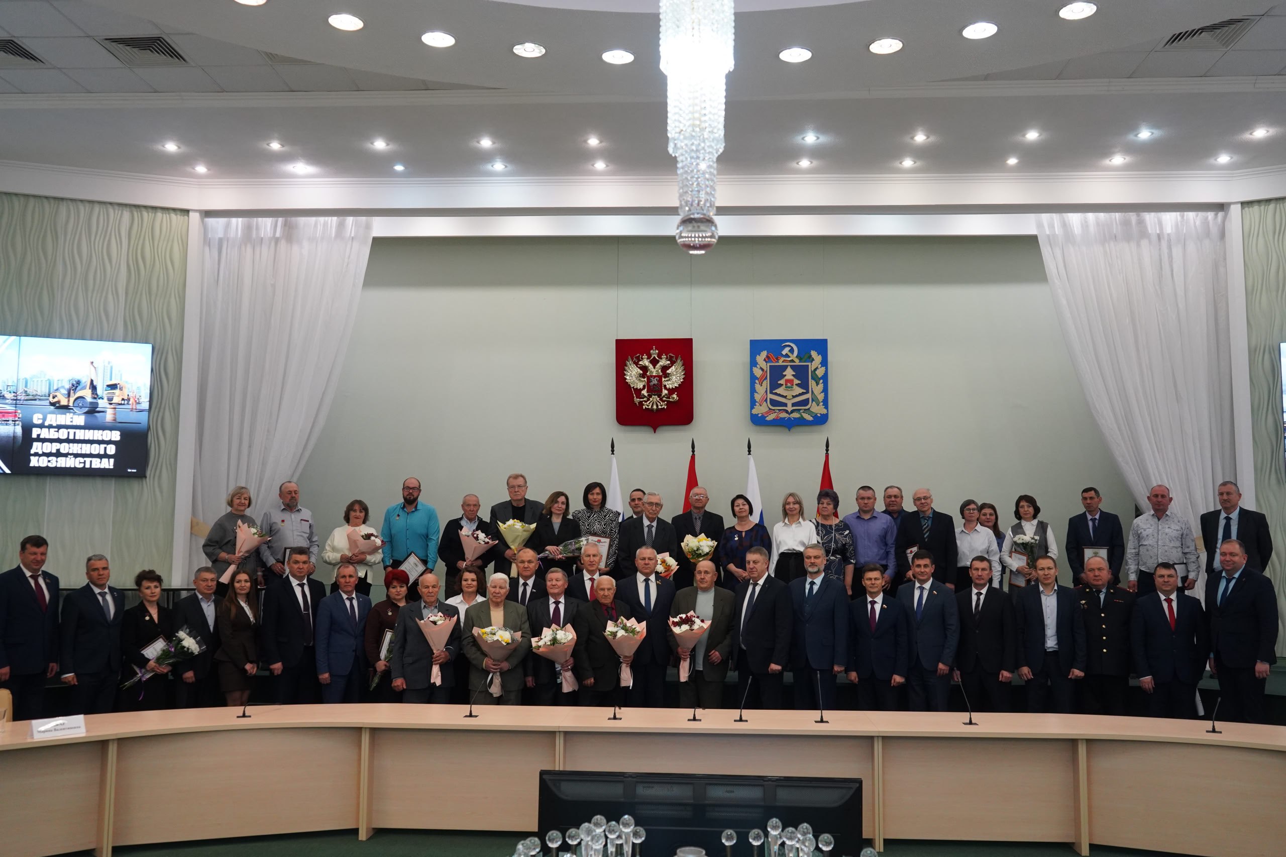 Александр Богомаз поблагодарил сотрудников и ветеранов дорожного хозяйства за их труд в День работников дорожного хозяйства.