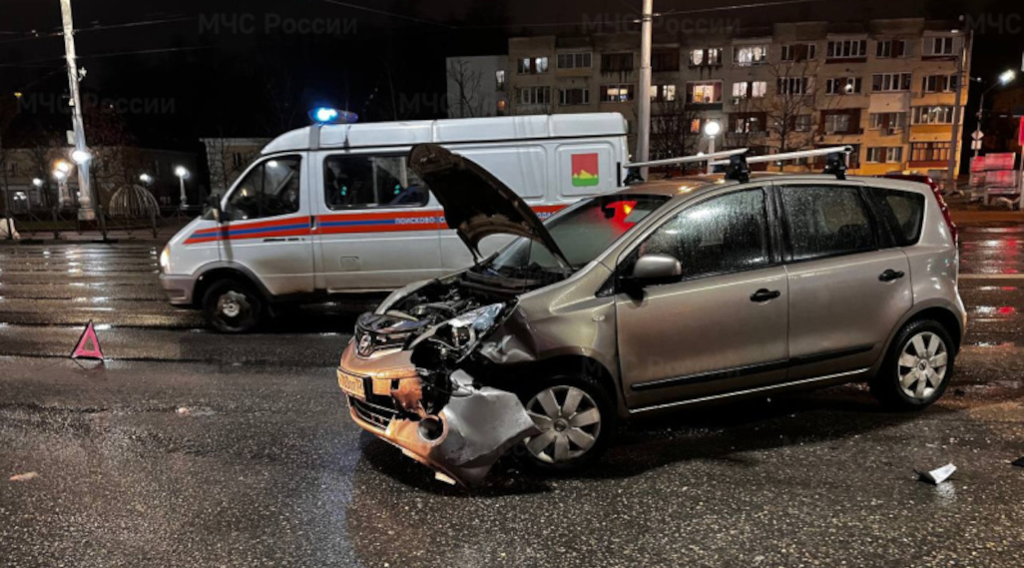 На набережной в Брянске на месте ДТП понадобилась помощь спасателей