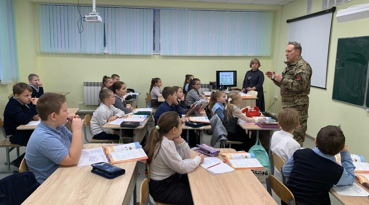 Ветеран боевых действий рассказал школьникам о правилах обращения с бесхозными предметами