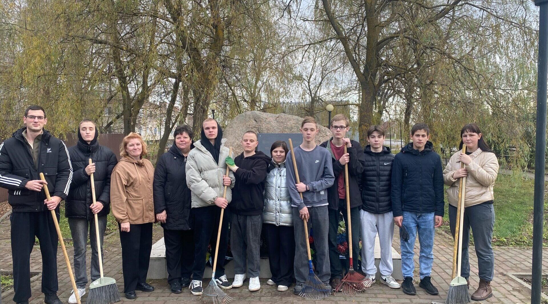 Студенты Суражского промышленно-аграрного техникума осуществляют шефство над памятным местом