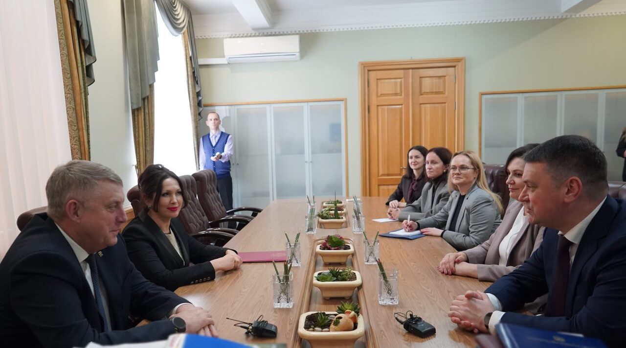 Александр богомаз провел рабочую встречу с председателем Социального фонда Сергеем Чирковым