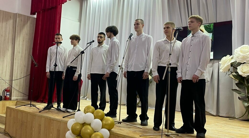 В Суражском промышленно- аграрном техникуме прошел праздничный концерт ко Дню Матери