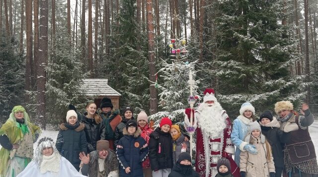 Учащиеся Суражской ДШИ посетили усадьбу Деда Мороза в Хотимском районе.