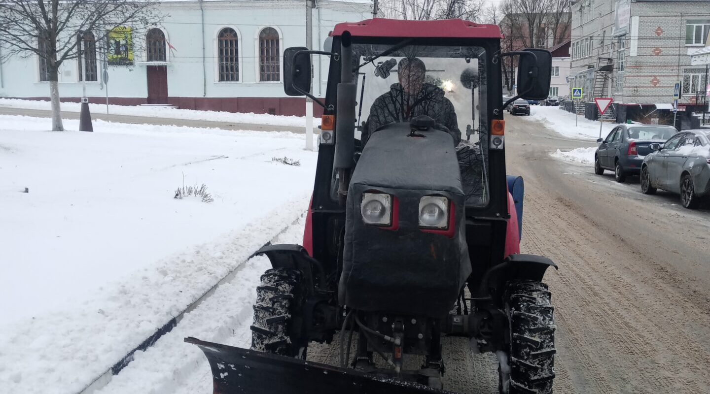 В Суражском районе проводятся работы по очистке дорог от снега