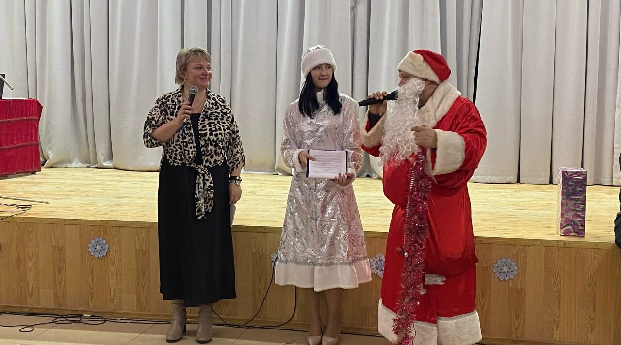 В Суражском промышленно- аграрном техникуме прошло новогоднее мероприятие