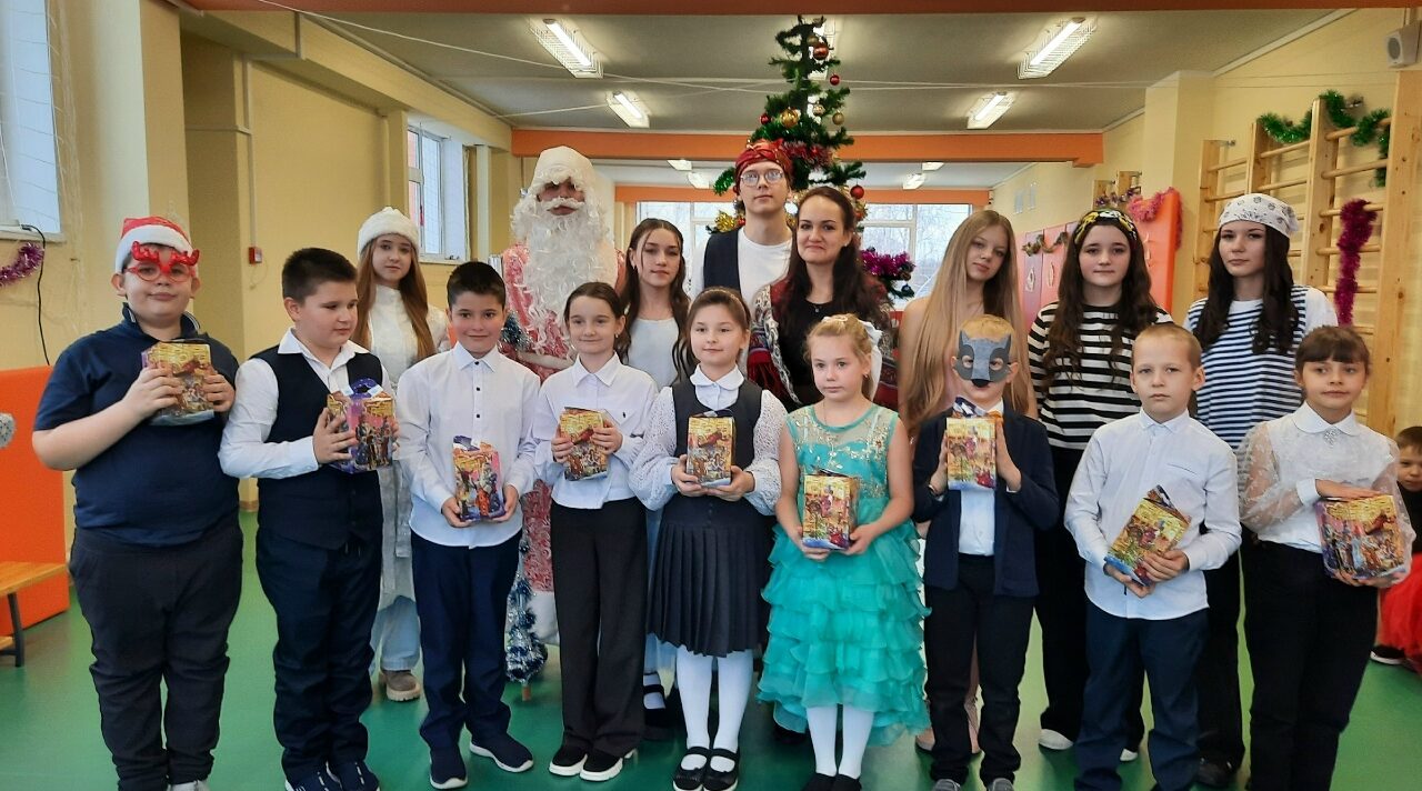 В школе № 3 города Суража для обучающихся начальных классов прошло новогоднее представление