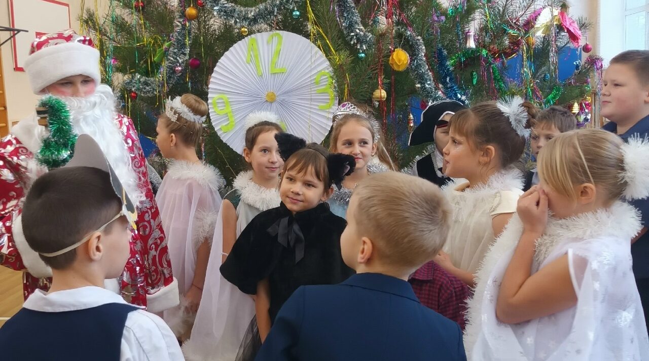 Во Влазовичской школе Суражского района прошел новогодний праздник