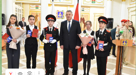 В День Конституции Александр Богомаз вручил паспорта юным брянцам