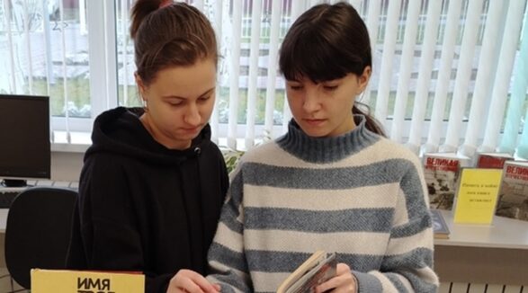 В Суражской районной межпоселенческой библиотеке прошел час памяти «Кто ты, Неизвестный солдат?»