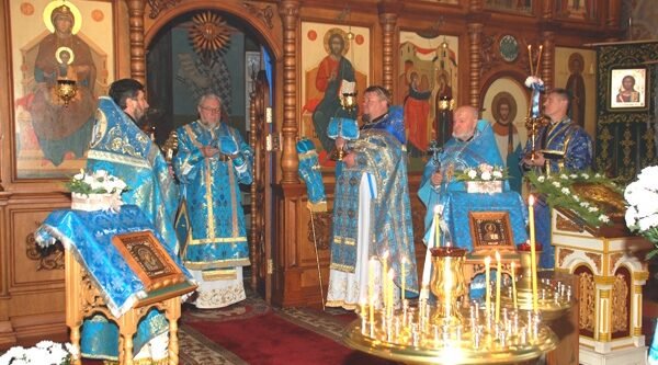 В день празднования Введения во храм Пресвятой Богородицы в Сураже прошла  Божественная литургия