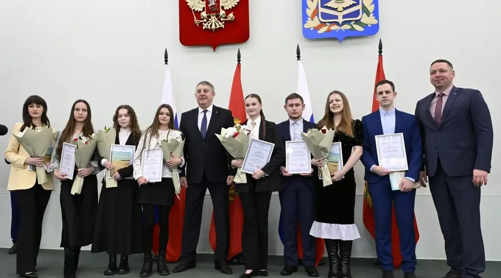 В Брянске молодых людей наградили именными стипендиями