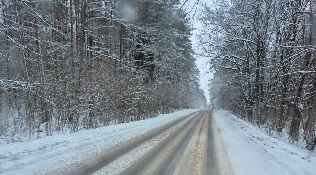 Дороги Брянской области чистят от снега и обрабатывают песко-соляной смесью круглосуточно