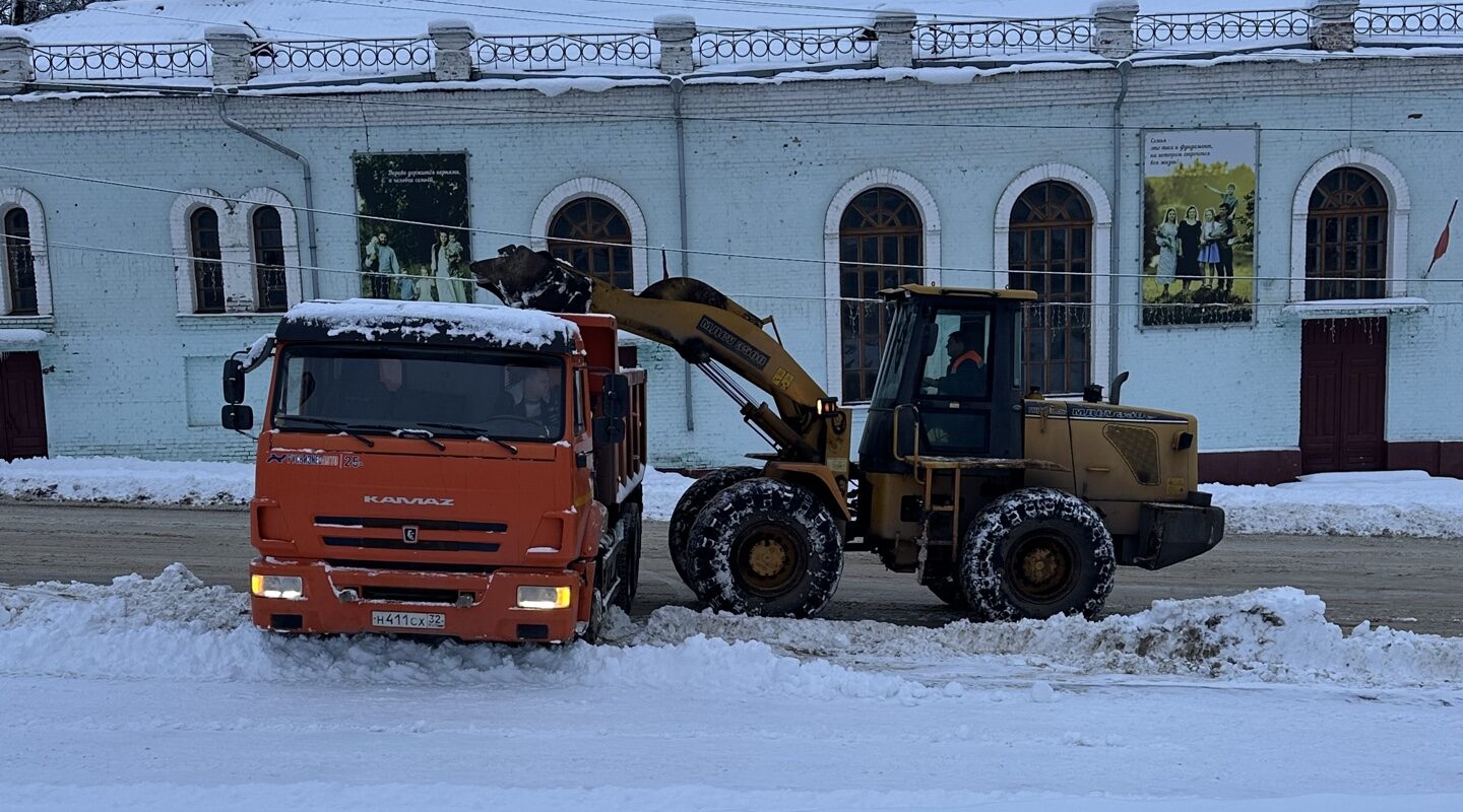 В Сураже продолжается очистка дорог от снега