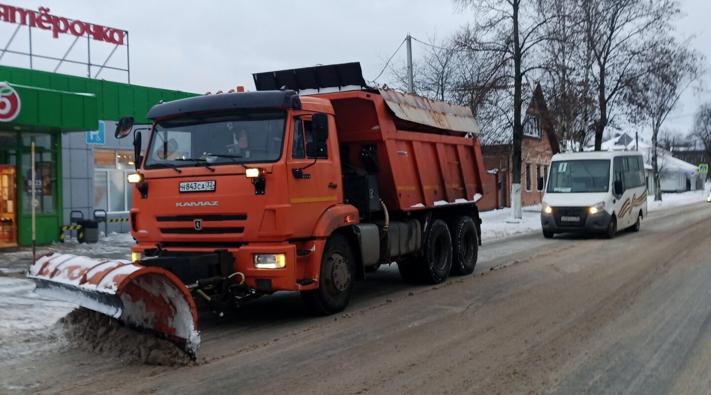 В Суражском районе ведется уборка снега с автомобильных дорог и тротуаров