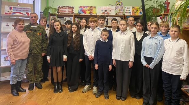 В Суражской городской детской библиотеке прошел урок истории  «Учись у героев Отчизну  беречь»