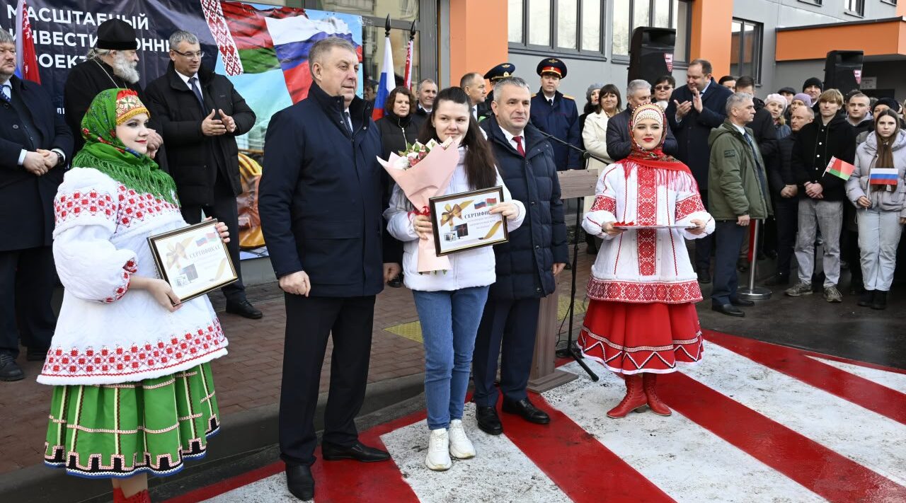 Сегодня вручили ключи от квартир детям-сиротам в новом доме