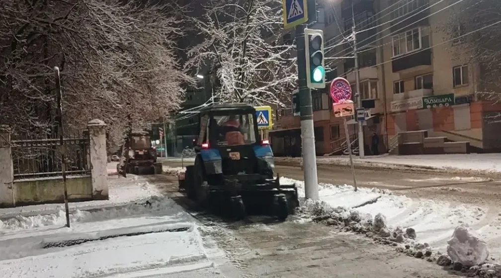 В Брянске непрерывно ведут работы по очистке улиц от снега.