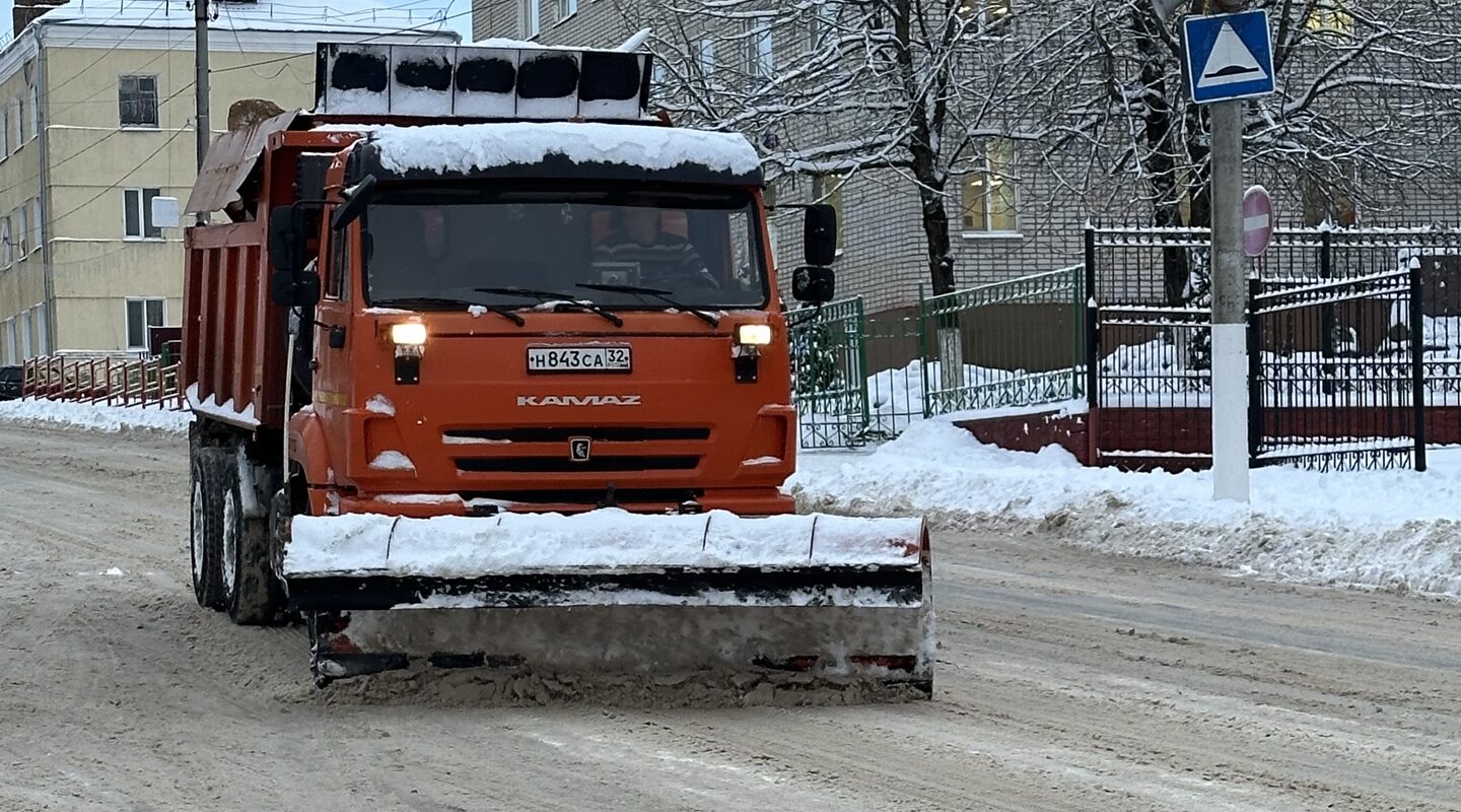 В Сураже продолжается работа по чистке дорог от снега