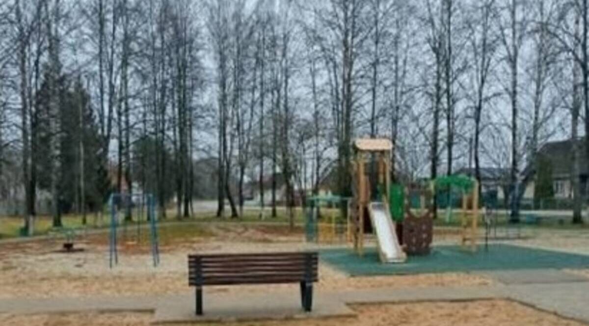 Под Брянском в селе Малое Полпино обновили территорию у Дома культуры