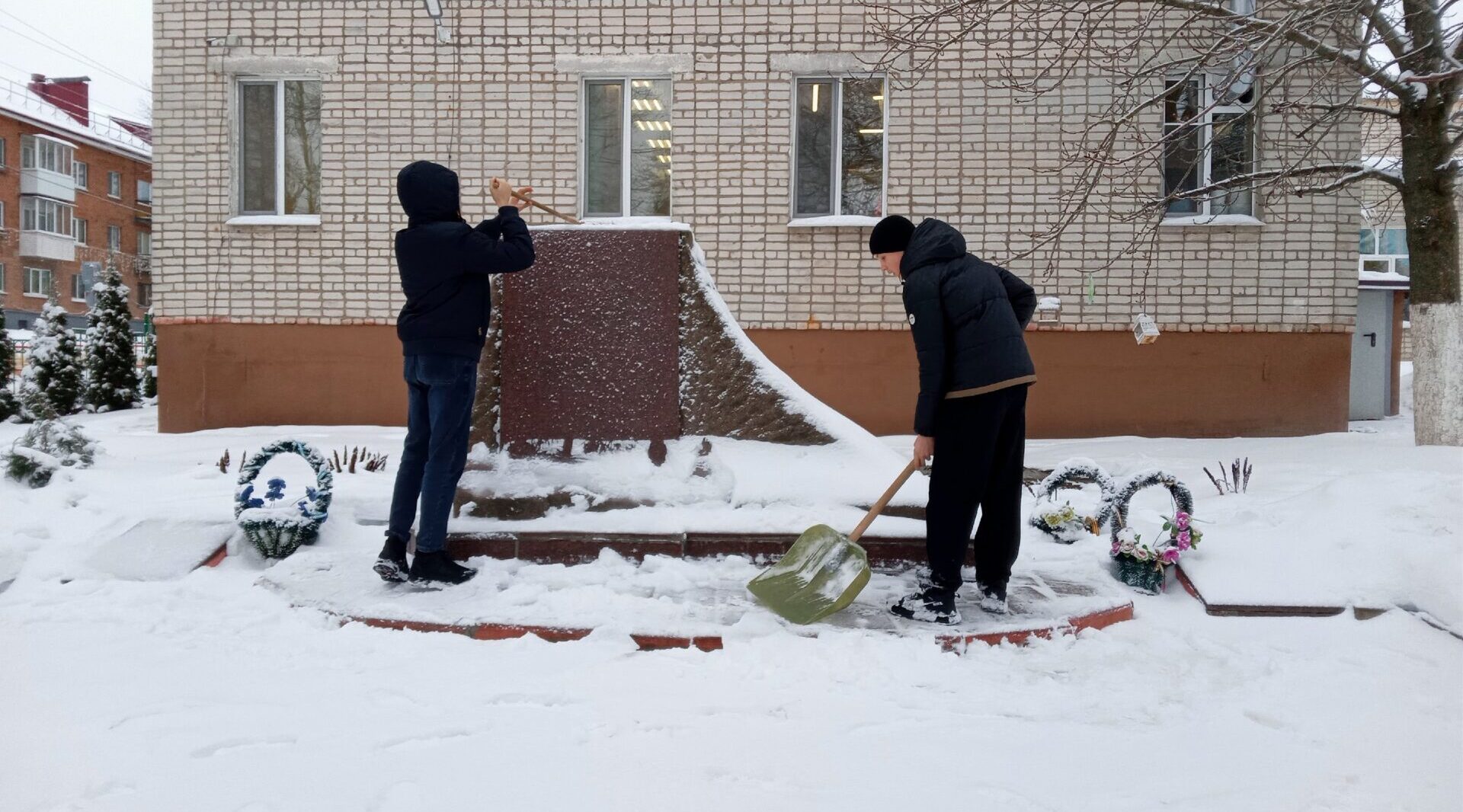 Волонтеры Суражской школы №2 приняли участие в акции «Хранители истории»