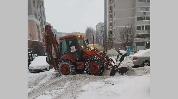 В Брянске ведется круглосуточная уборка дворов от снега