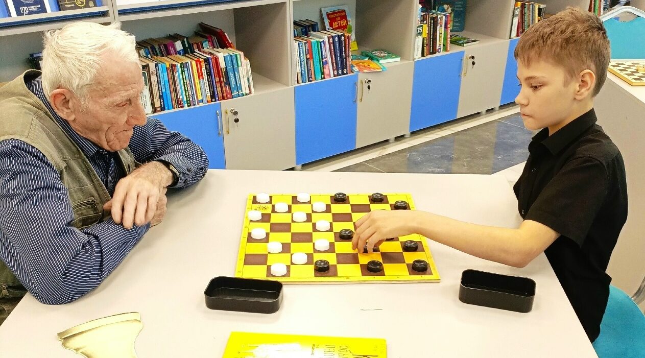 В Суражской районной библиотеке прошёл турнир «Шахматориум»