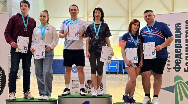 В Брянске прошёл турнир по бадминтону под названием «Хрустальный волан»