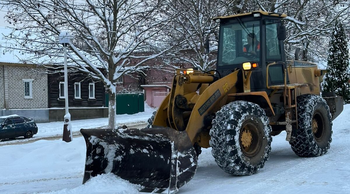 В Суражском районе продолжается уборка снега