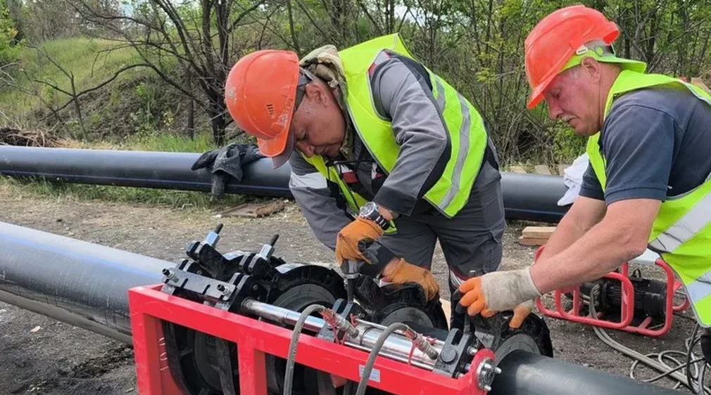 В 2025 году брянские специалисты обновляли коммунальные сети в луганской Брянке