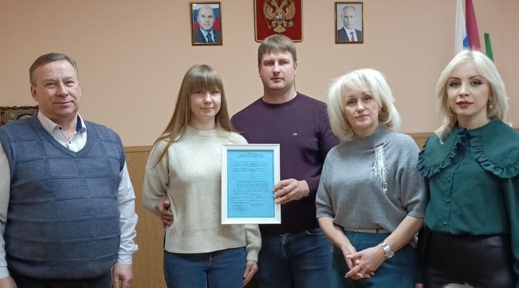 В Дубровском районе Брянской области молодой семье вручили жилищный сертификат