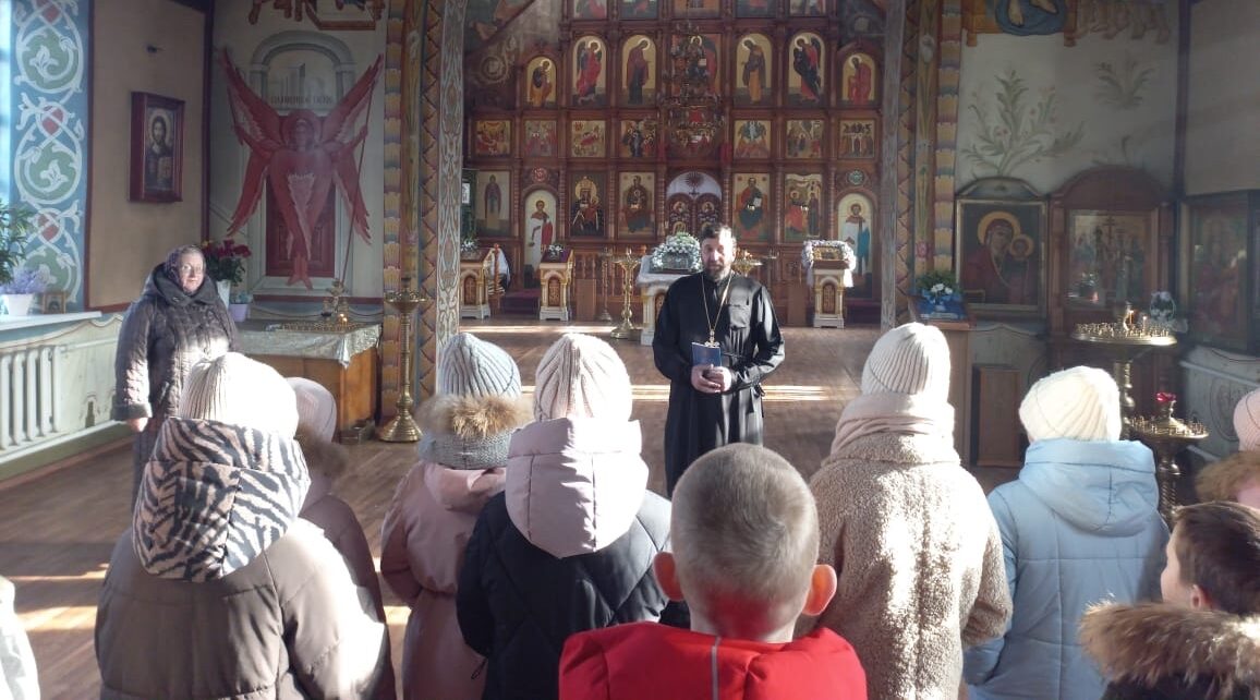 Суражские школьники посетили храм в честь Благовещения Пресвятой Богородицы