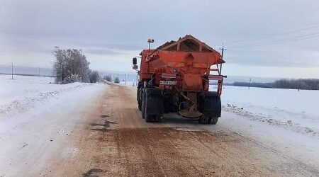 В Брянской области продолжается очистка от снега и противогололедная обработка