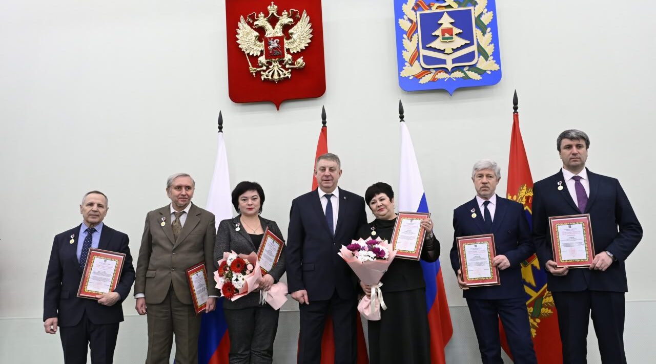 Александр Богомаз поздравил с профессиональным праздником представителей научного сообщества