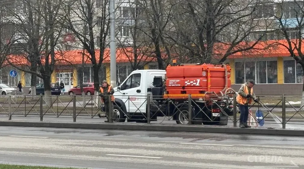 В Брянске активно задействуют спецтехнику в весенней уборке дорог
