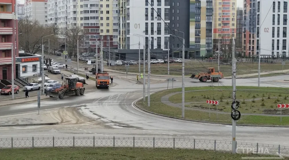 В Брянске продолжается уборка дорог