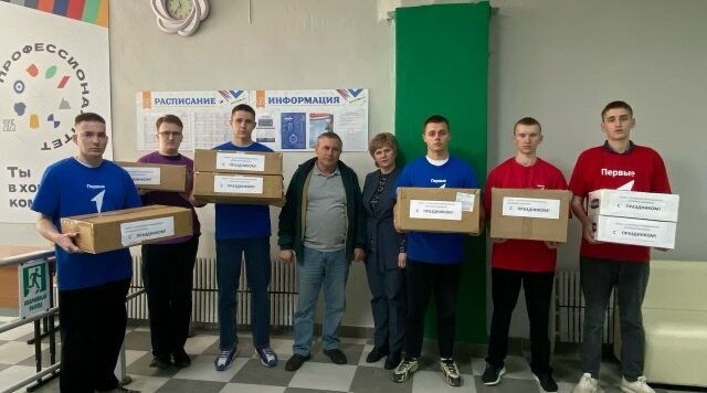 Преподаватели и студенты СПАТа передали пасхальные куличи участникам СВО.